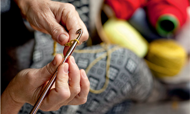 Empresária aposta em peças de tricô para a decoração