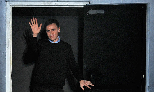 Dior anuncia que estilista Raf Simons substitui John Galliano