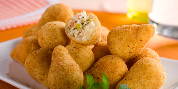 Coxinha recheada com frango e catupiry Coxinha recheada com frango e catupiry