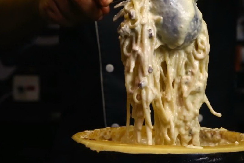 Espaguete al formaggio (feito dentro do queijo)
