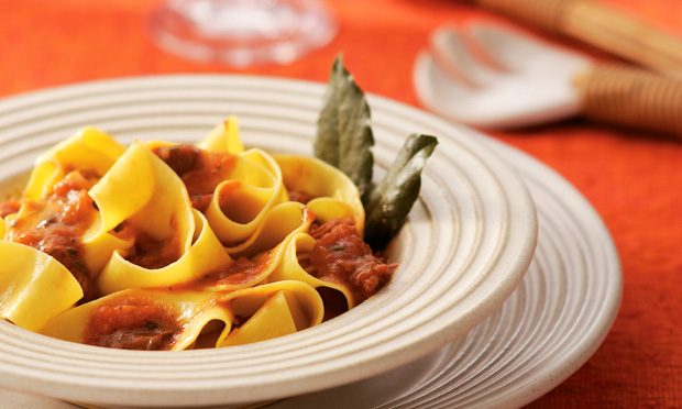 Pappardelle com linguiça e funghi