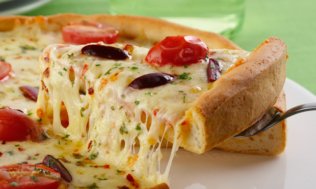 Pizza. A iguaria italiana, na verdade, pouco tem a ver com sua original. O fato é que São Paulo tem um verdadeiro caso de amor com a pizza, de queijo à chocolate com morango (uma criação bastante paulistana), do delivery aos restaurantes de rodízio. Ninguém come tanto quanto a gente - a não ser, claro, os próprios italianos. Pizza. A iguaria italiana, na verdade, pouco tem a ver com sua original. O fato é que São Paulo tem um verdadeiro caso de amor com a pizza, de queijo à chocolate com morango (uma criação bastante paulistana), do delivery aos restaurantes de rodízio. Ninguém come tanto quanto a gente - a não ser, claro, os próprios italianos.