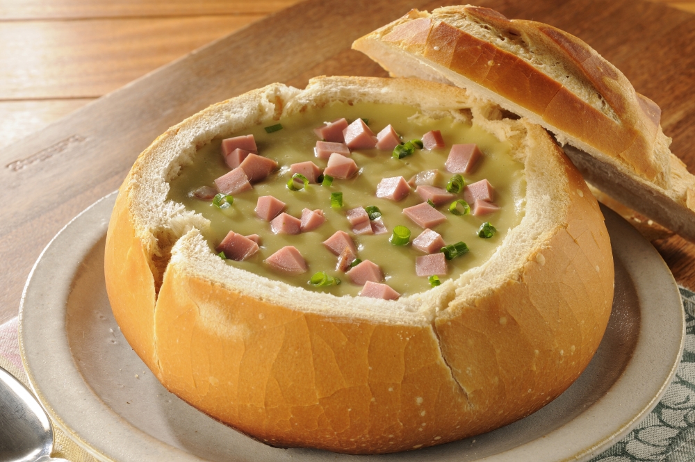 Sopa de ervilha com mortadela no pão italiano