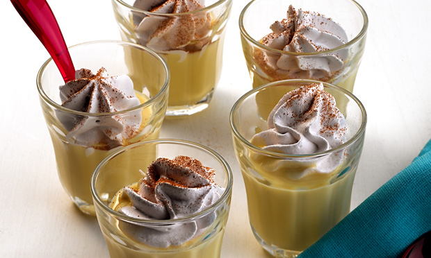 Copinhos de suspiro de vinho do Porto sobre creme Copinhos de suspiro de vinho do Porto sobre creme