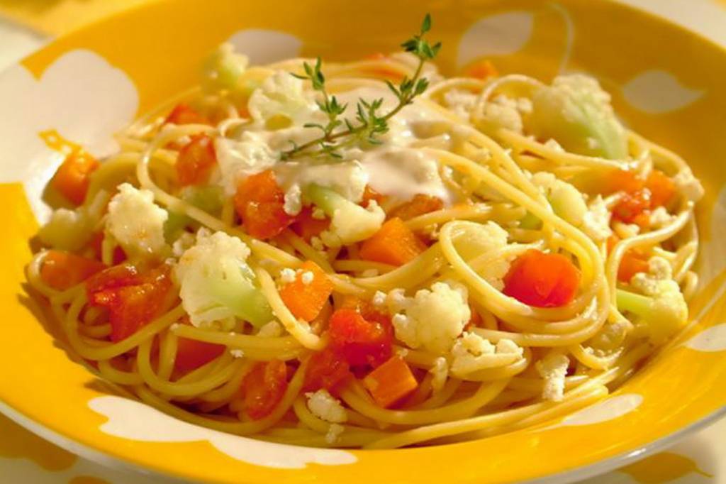 Espaguete com ricota e legumes