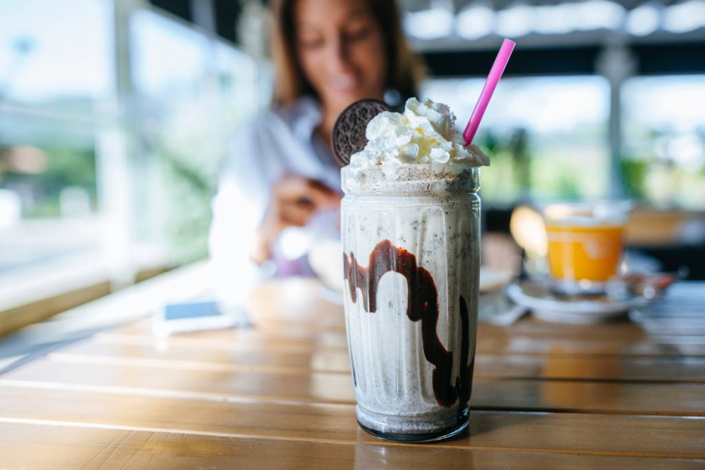 Cerveja, uísque, caipirinha e mais: 8 receitas de milkshakes alcoólicos