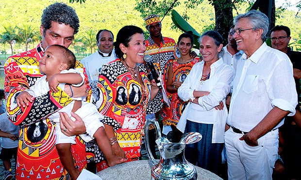 Regina Casé celebra seus 60 anos e batiza o filho em cinco religiões