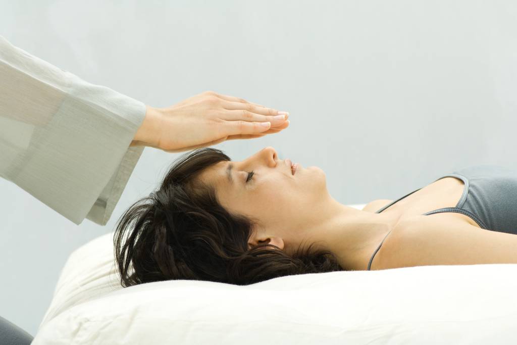 Reiki: conheça mais sobre a terapia holística de imposição de energias