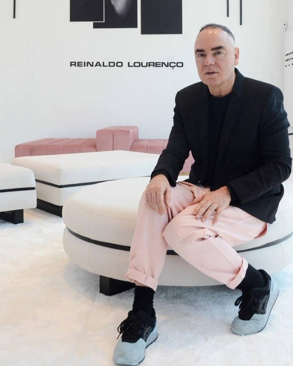 Reinaldo Lourenço desenvolve coleção de móveis junto à Breton