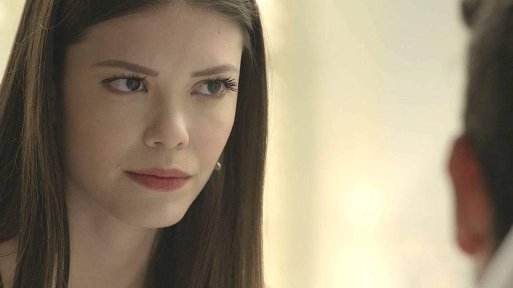 Alain sugere que Cris procure um psiquiatra em ‘Espelho da Vida’