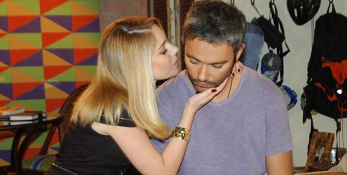 Ribeirão do Tempo: Filó recebe fotos de Tito aos beijos com Karina