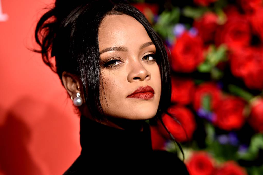 Rihanna sugou toda a beleza e juventude do mundo com look do dia de gala