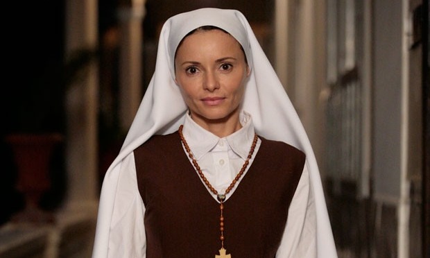 Flor do Caribe: Doralice rouba bebê e foge do convento