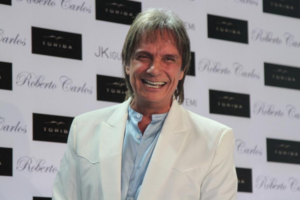 Roberto Carlos recebe famosos no lançamento de sua biografia oficial