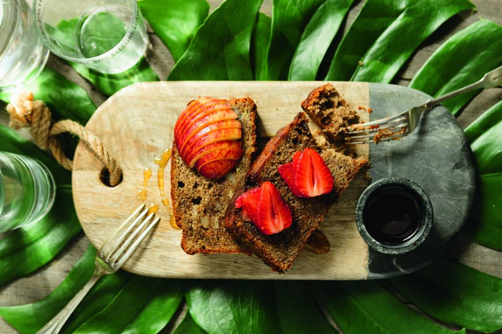 Bolo de banana com calda de morango