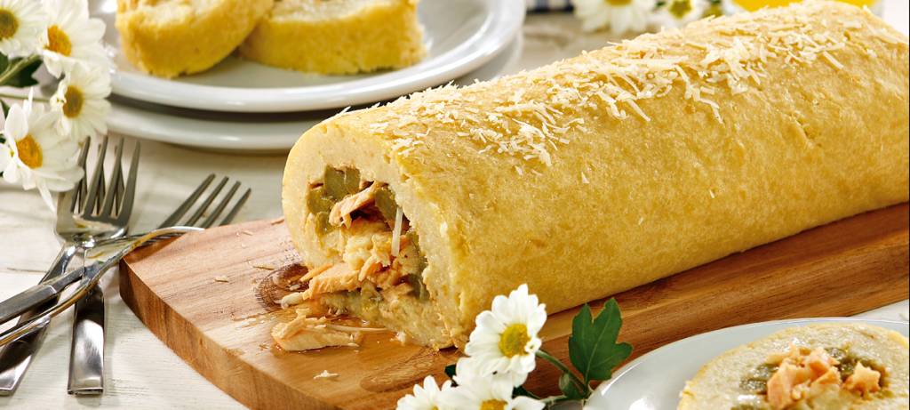 Rocambole de batata recheado com aspargos e salmão