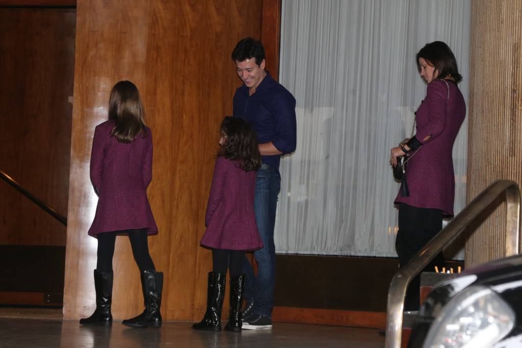 Vera Viel combina look com o das filhas em almoço de Dia das Mães