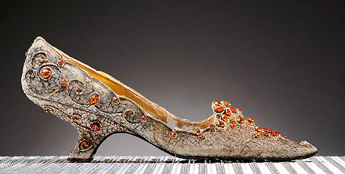 Sapato bordado com topázios é leiloado por R$ 48 mil