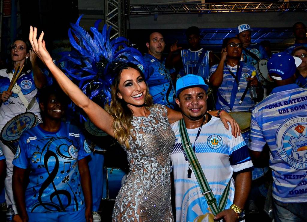Com vestido colado, Sabrina Sato agita ensaio de escola de samba