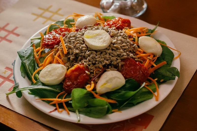 Salada clássica com sementes de girassol.