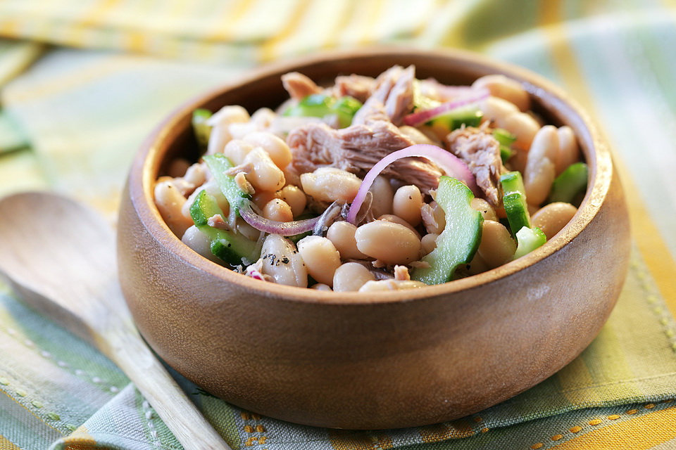 Salada de feijão branco e atum em lata