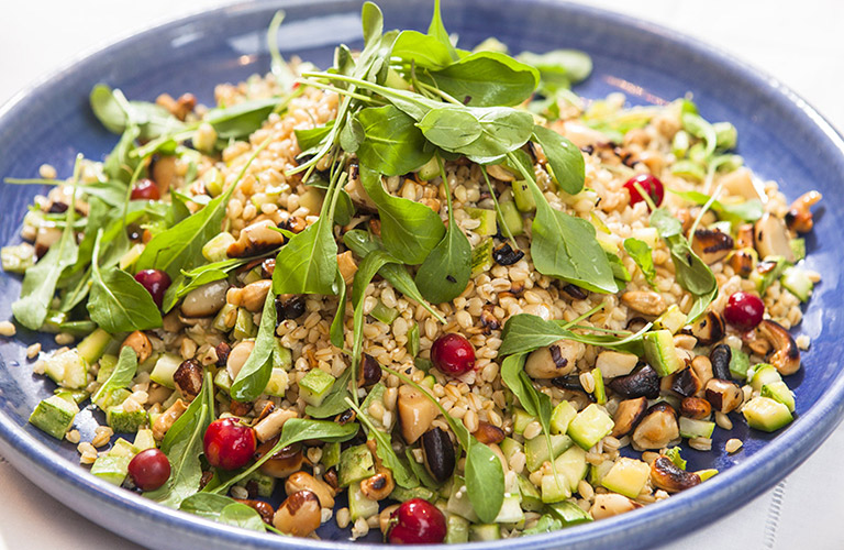 salada-de-graos-com-frutas-castanhas-e-folhas salada-de-graos-com-frutas-castanhas-e-folhas