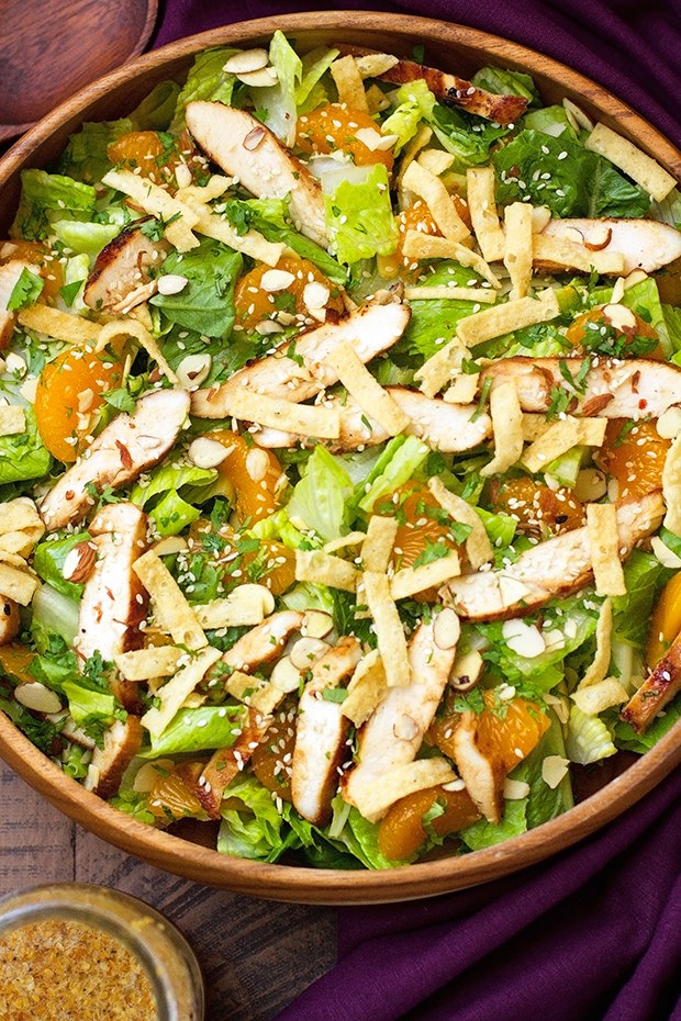 Salada com lascas de frango, chips de beterraba e croutons
