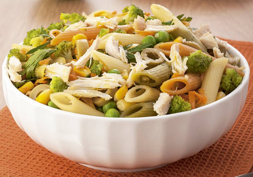 André Fortes Salada tricolor de penne com frango