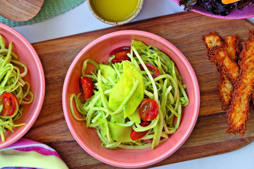 Salada de pupunha, manga verde, tomate-cereja e crocante de queijo coalho