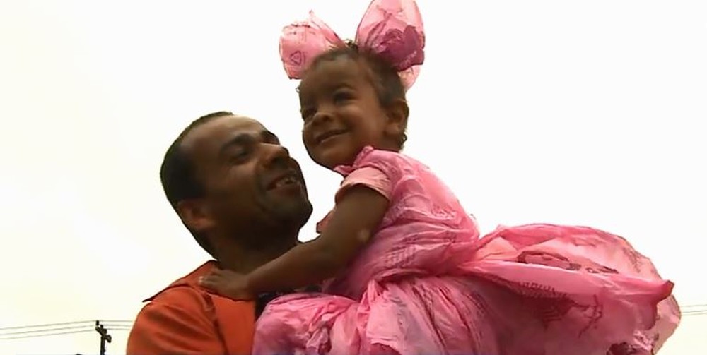 Menina usa fantasia feita de sacos plásticos e comove a cidade onde mora