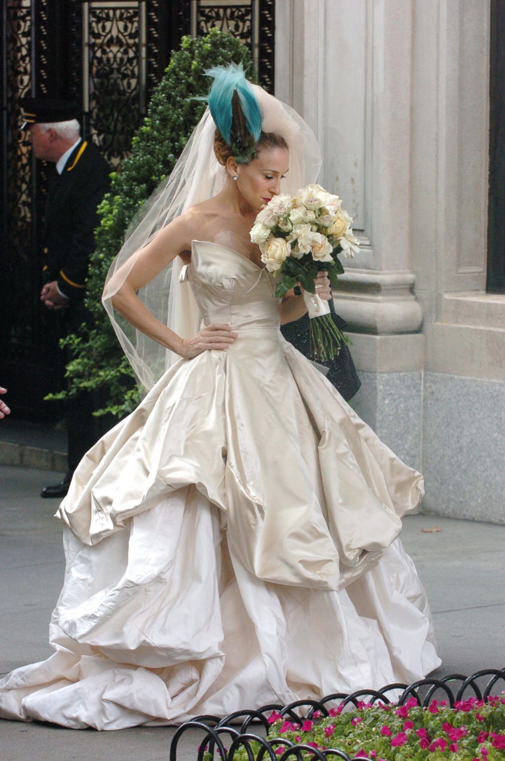 Carrie Bradshaw (vivida por Sarah Jessica Parker), e seu vestido Vivienne Westwood, no filme "Sex And The City (2008)