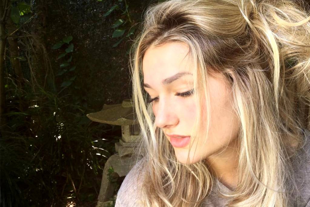 Com a calça jeans do momento, Sasha Meneghel monta look chique sem esforço