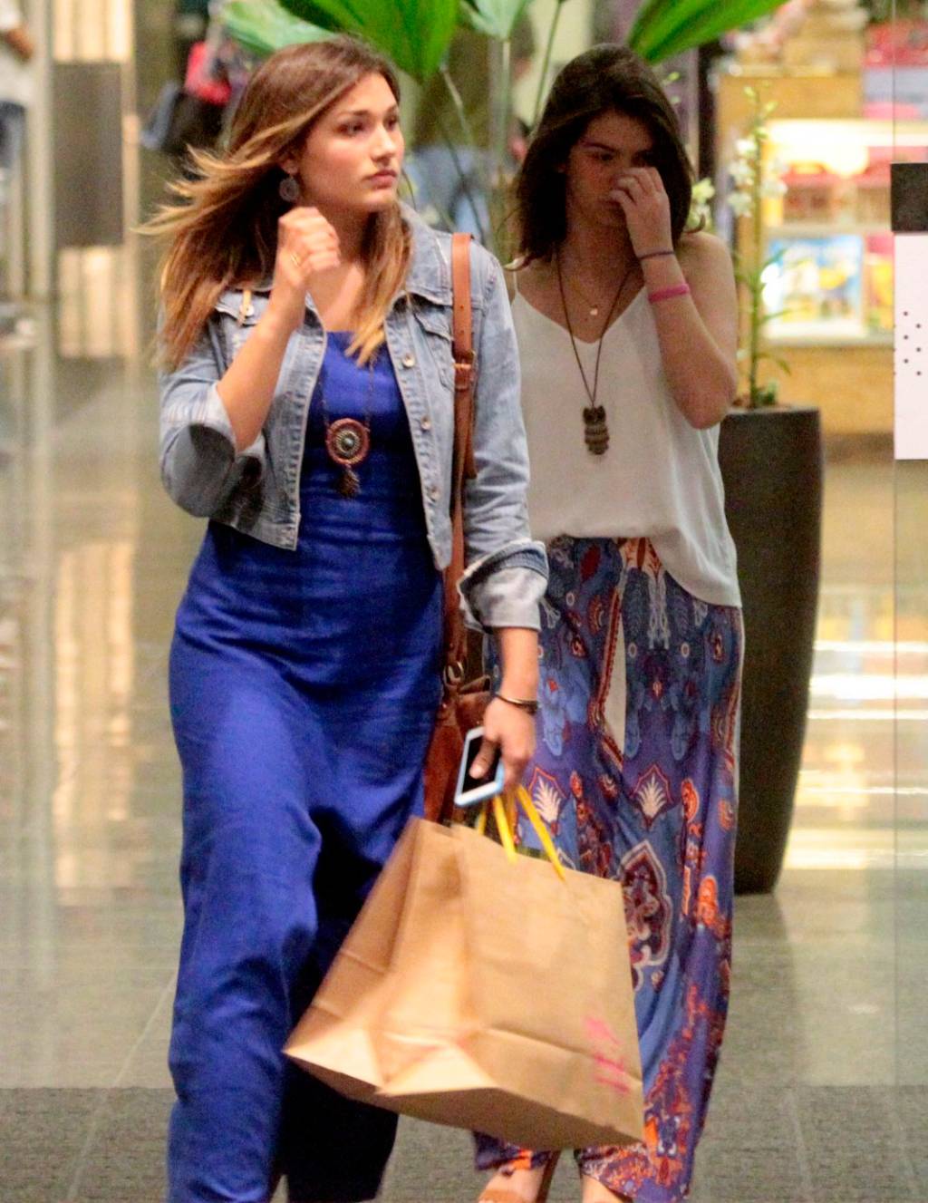 Sasha e Xuxa fazem compras em shopping