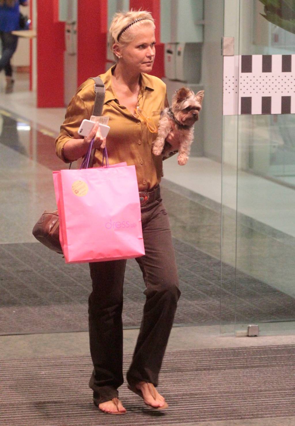 Sasha e Xuxa fazem compras em shopping