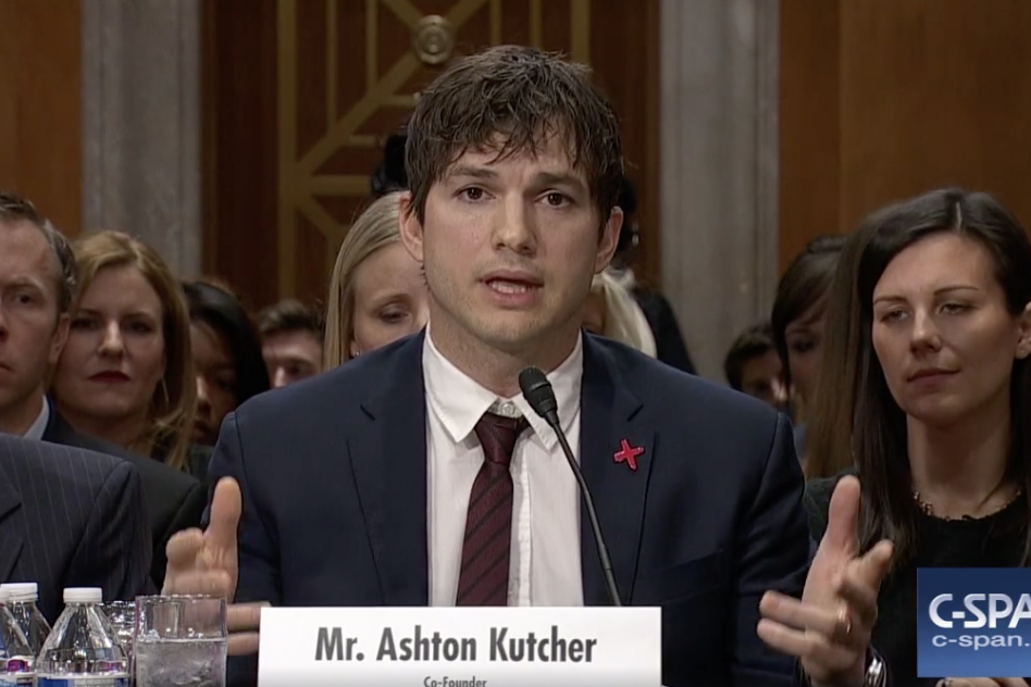 Ashton Kutcher se emociona ao falar sobre abuso sexual infantil