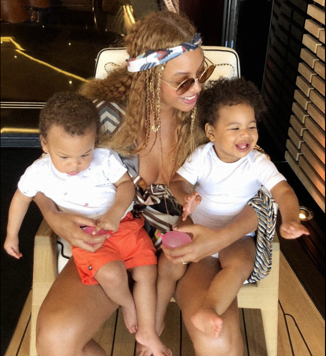 Beyoncé e os gêmeos Rumi e Sir Beyoncé e os gêmeos Rumi e Sir