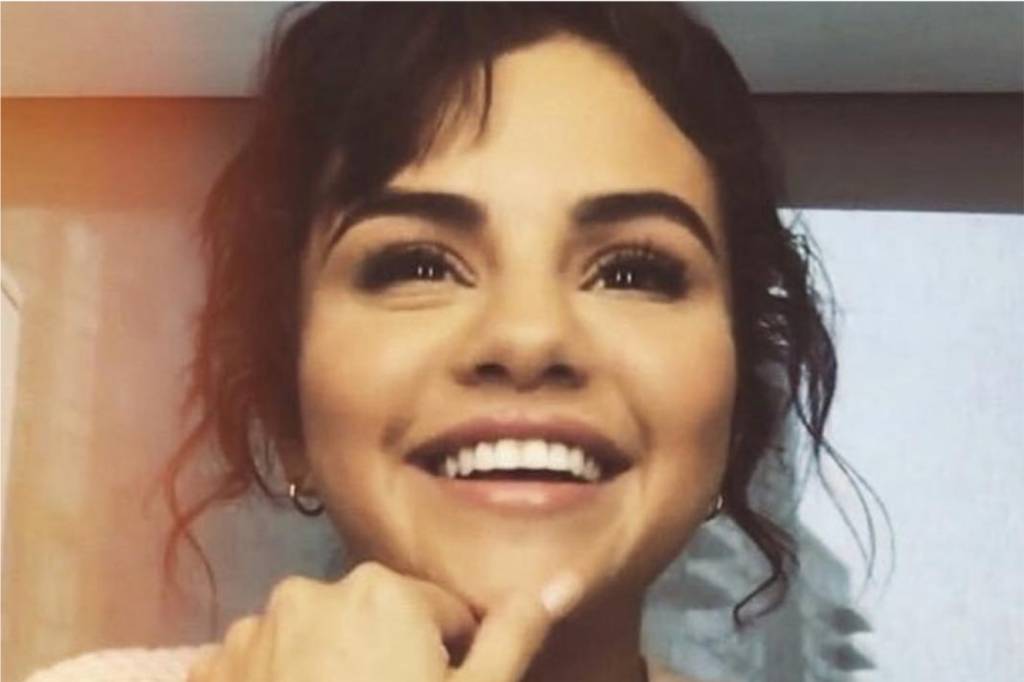 Selena Gomez copiou um look anos 90 da Jennifer Aniston e ficou perfeita