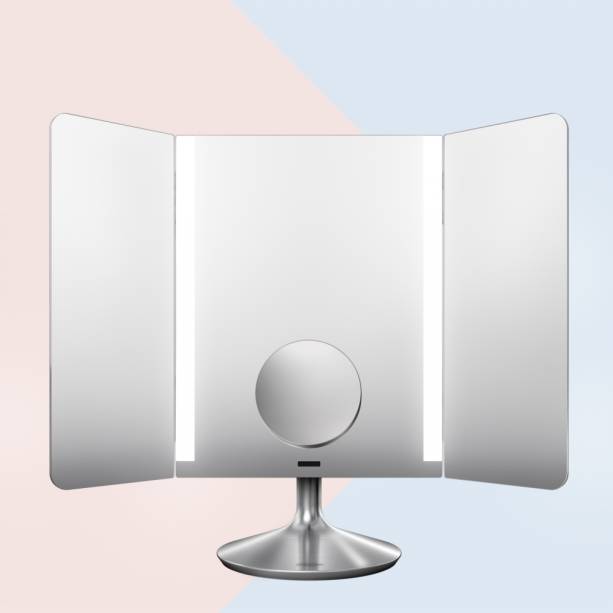 Apesar de não vender no Brasil, este espelho reproduz diversos tipos de luz, basta você escolher se quer luz natural, de velas... e arrasar!Simple Human, U$ 400, simplehuman.com<em>* preços conferidos em junho de 2017.</em> Apesar de não vender no Brasil, este espelho reproduz diversos tipos de luz, basta você escolher se quer luz natural, de velas... e arrasar!Simple Human, U$ 400, simplehuman.com<em>* preços conferidos em junho de 2017.</em>