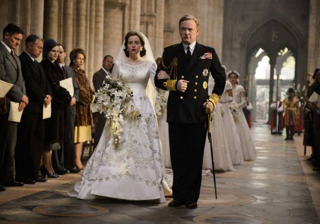 The Crown - A primeira temporada do seriado, que até o momento foi a produção mais cara já realizada pela Netflix, recriou com perfeição as peças usadas pela rainha Elizabeth II e outros chefes de estado nos anos 40 e 50. Só o vestido de noiva do casamento real custou R$120 mil para ser produzido e envolveu o trabalho de 100 pessoas. Outro aspecto interessante é como a premiada figurinista Michele Clapton (de Game of Thrones) ajudou a delimitar as diferenças de personalidade entre as irmãs Elizabeth (Claire Foy) e Margaret (Vanessa Kirby), com o figurino estruturado e austero de uma e os looks sensuais e festivos da outra, mais rebelde e polêmica. The Crown - A primeira temporada do seriado, que até o momento foi a produção mais cara já realizada pela Netflix, recriou com perfeição as peças usadas pela rainha Elizabeth II e outros chefes de estado nos anos 40 e 50. Só o vestido de noiva do casamento real custou R$120 mil para ser produzido e envolveu o trabalho de 100 pessoas. Outro aspecto interessante é como a premiada figurinista Michele Clapton (de Game of Thrones) ajudou a delimitar as diferenças de personalidade entre as irmãs Elizabeth (Claire Foy) e Margaret (Vanessa Kirby), com o figurino estruturado e austero de uma e os looks sensuais e festivos da outra, mais rebelde e polêmica.