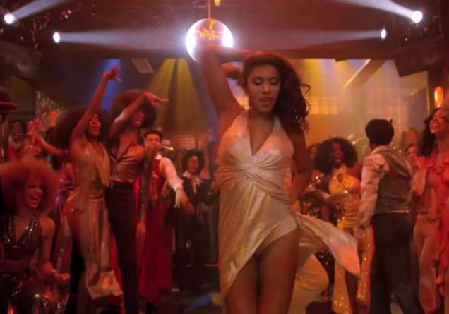 The Get Down - Outra produção caríssima da Netflix, a série aborda a efervescência da cultura nas comunidades afroamericanas nos anos 70, que passou da cena Disco ao hip hop, abordando também o gospel e a street art. A figurinista Jeriana San Juan se inspirou em ícones de estilo da época, garimpou em brechós e contou com a consultoria de músicos que vivenciaram a época para compor os looks de maneira fiel. The Get Down - Outra produção caríssima da Netflix, a série aborda a efervescência da cultura nas comunidades afroamericanas nos anos 70, que passou da cena Disco ao hip hop, abordando também o gospel e a street art. A figurinista Jeriana San Juan se inspirou em ícones de estilo da época, garimpou em brechós e contou com a consultoria de músicos que vivenciaram a época para compor os looks de maneira fiel.