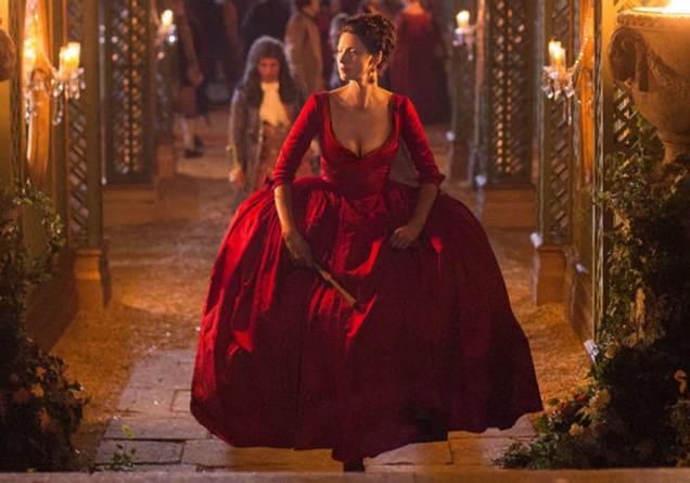 Outlander - O figurino da primeira temporada, em 2015, já chamou a atenção por recriar a indumentária escocesa do século XVIII. Já na segunda, apresentada neste ano, os protagonistas Claire (Caitriona Balfe) e Jaime Fraser (Sam Helghan) se mudaram para a corte francesa, e Terry Dresbach caprichou nos detalhes para transmitir a atmosfera luxuosa de Versailles. O resultado são vestidos simplesmente deslumbrantes. Outlander - O figurino da primeira temporada, em 2015, já chamou a atenção por recriar a indumentária escocesa do século XVIII. Já na segunda, apresentada neste ano, os protagonistas Claire (Caitriona Balfe) e Jaime Fraser (Sam Helghan) se mudaram para a corte francesa, e Terry Dresbach caprichou nos detalhes para transmitir a atmosfera luxuosa de Versailles. O resultado são vestidos simplesmente deslumbrantes.