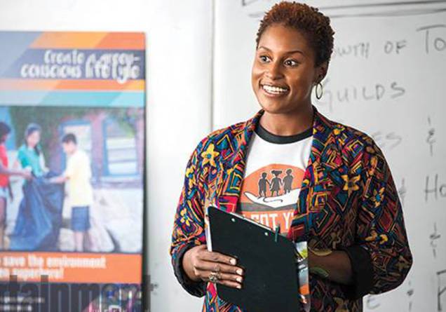 Insecure - Lançada quase ao mesmo tempo que a incensada Westworld e que Divorce, com Sarah Jessica Parker, Insecure quase passou desapercebida entre as novidades da HBO neste ano. A série, porém, é digna de maratona. Estrelada pela blogueira Issa Rae, a produção aborda o cotidiano de jovens negras no trabalho e nos relacionamentos. E o figurino de Ayanna James é inspirador, cheio de looks hi-lo, peças-desejo e as t-shirts irônicas que estão bombando mundo afora. Insecure - Lançada quase ao mesmo tempo que a incensada Westworld e que Divorce, com Sarah Jessica Parker, Insecure quase passou desapercebida entre as novidades da HBO neste ano. A série, porém, é digna de maratona. Estrelada pela blogueira Issa Rae, a produção aborda o cotidiano de jovens negras no trabalho e nos relacionamentos. E o figurino de Ayanna James é inspirador, cheio de looks hi-lo, peças-desejo e as t-shirts irônicas que estão bombando mundo afora.
