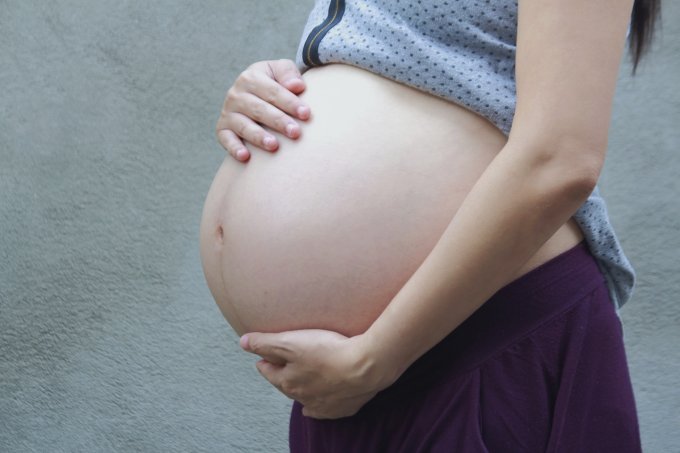 Câmara dos Deputados aprova volta de grávidas ao trabalho presencial