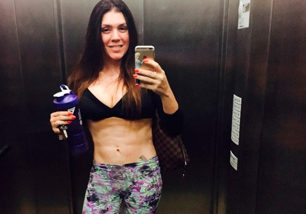 Dedicada, Simony posta foto antes de treinar