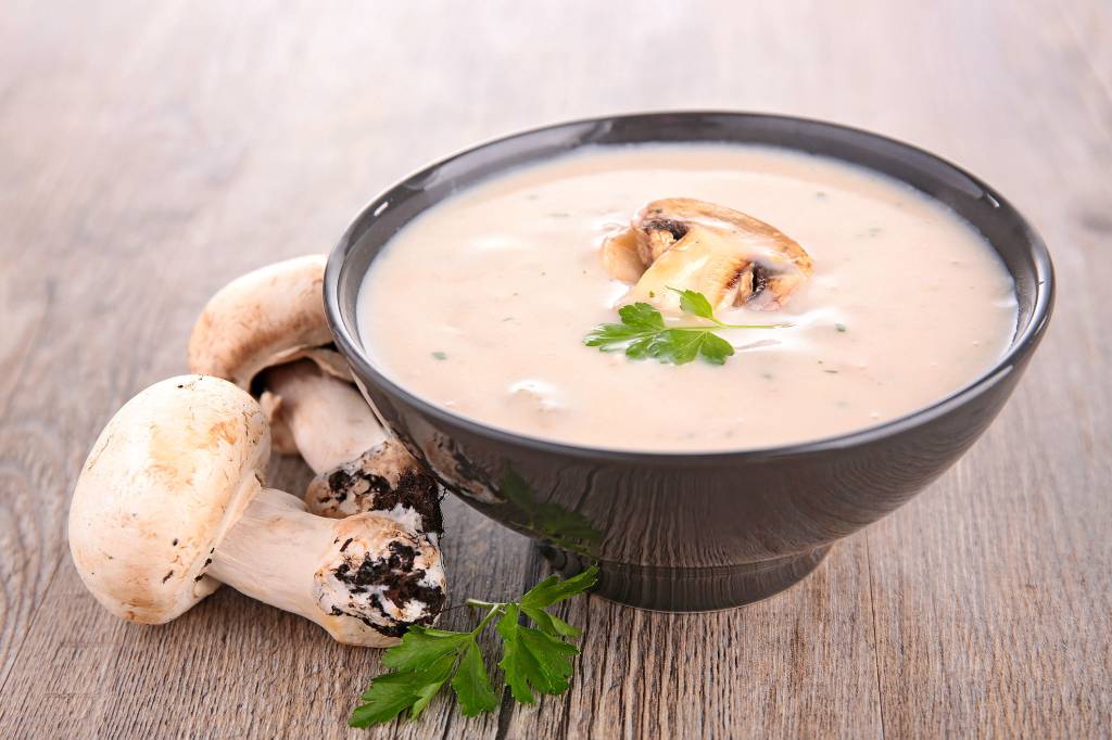Sopa vegana e cremosa de cogumelos com alho-poró