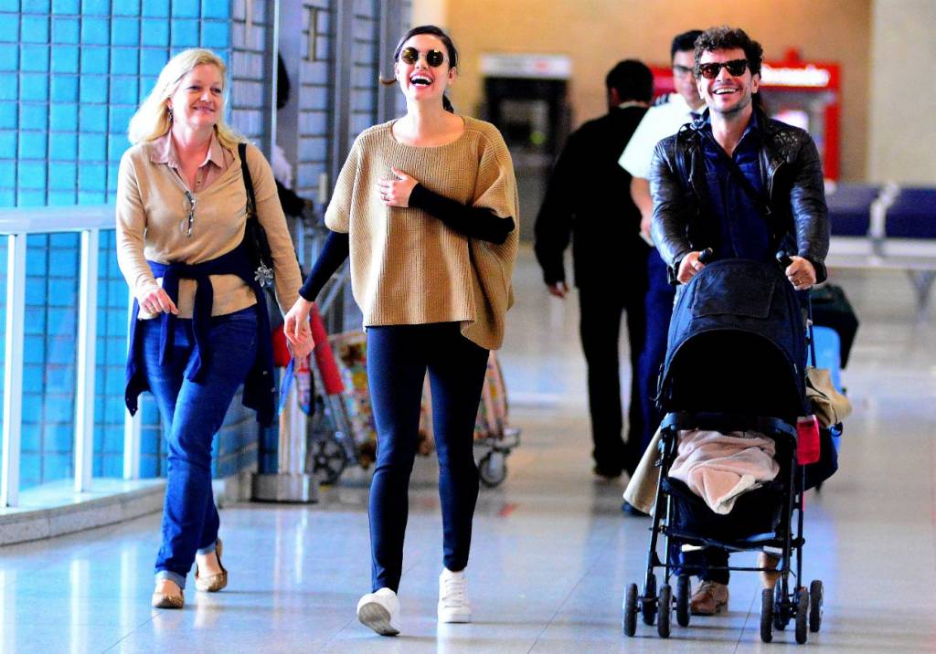 Com Otto no carrinho, Sophie Charlotte e Daniel Oliveira trocam beijos no aeroporto
