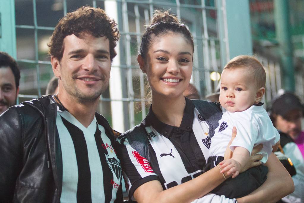 Sophie Charlotte e Daniel de Oliveira levam filho Otto a jogo de futebol