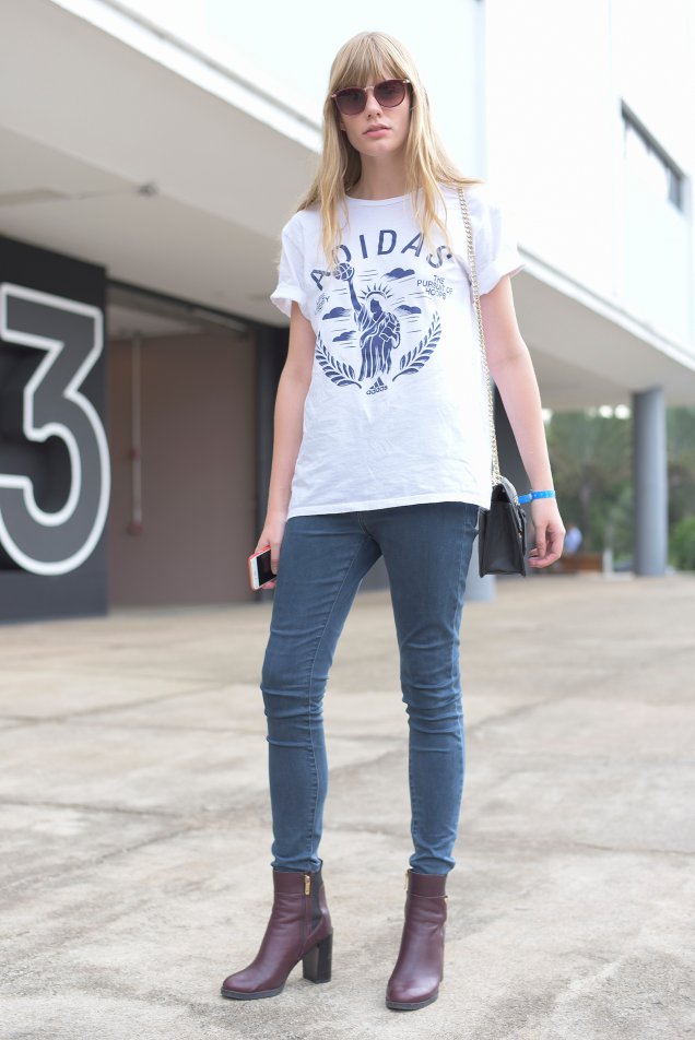 Um jeans skinny e uma camiseta esportiva.  Um look básico e cool.