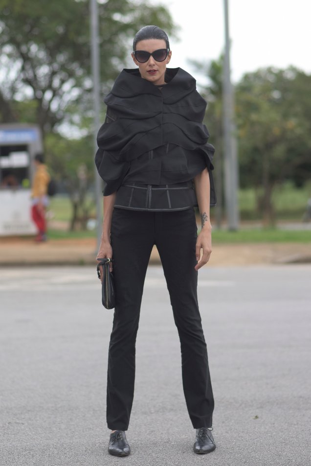 O look todo preto é um dos preferidos dos fashionistas da Bienal.