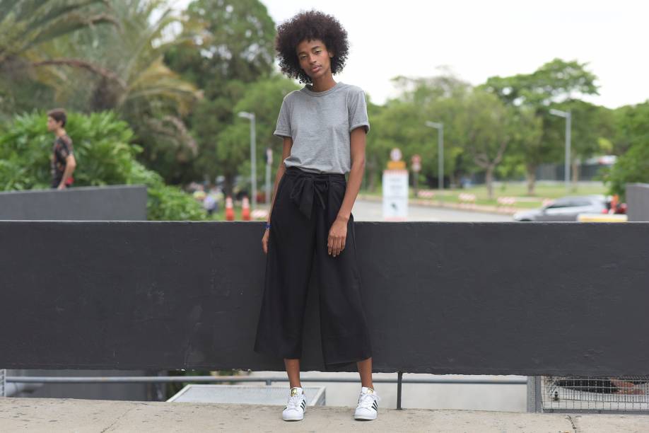 O look cool e básico da fashionista é composto por  tênis, pantacourt e camiseta.